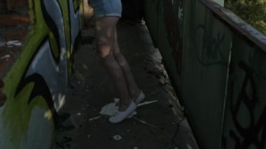 Güzel kız model kameraya poz.