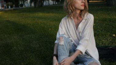 Kız model kameraya poz.