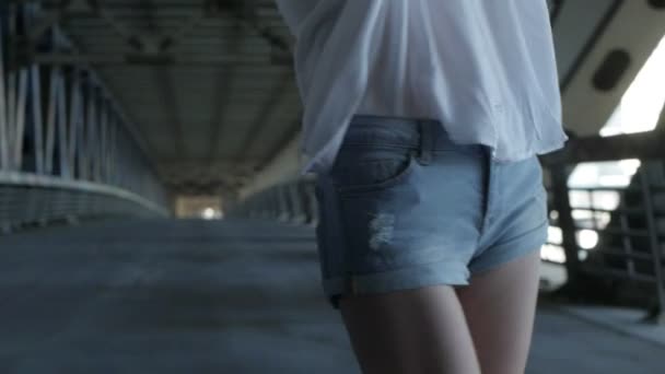 Дівчина в шортах позує за камеру — стокове відео