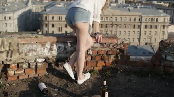 La belle fille modèle posant sur le toit d'un bâtiment abandonné . — Video