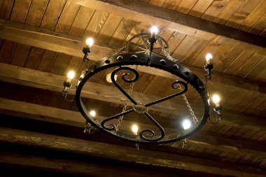 Ahşap çatı üzerinde lambalar