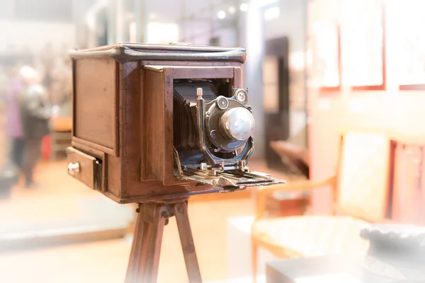 Eine Altmodische Kamera Auf Einem Stativ Weiße Vignette — Stockfoto