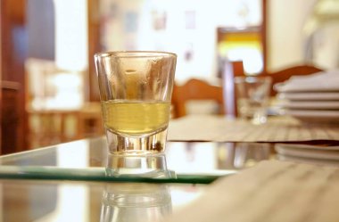 Rakomelo, şeker şekerlerinin mayalanma süreci sırasında baldan yapılan bir Yunan alkollü içeceğidir. Rakı (tsikoudia) ve tsipouro ile bal ve tarçın gibi çeşitli baharatları birleştirerek hazırlanır.