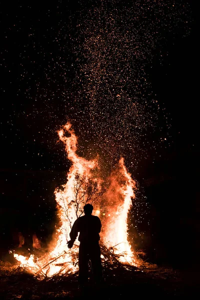 点着篝火庆祝圣约翰前夕 一种传统的希腊风俗 — 图库照片