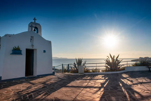 Lugar Típico Griego Con Una Pequeña Capilla Ortodoxa Blanca Dedicada —  Fotos de Stock