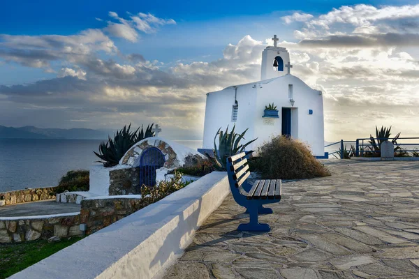 Lugar Típico Griego Con Una Pequeña Capilla Ortodoxa Blanca Dedicada — Foto de Stock