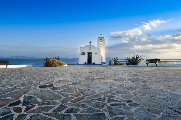 Lugar Típico Griego Con Una Pequeña Capilla Ortodoxa Blanca Dedicada —  Fotos de Stock