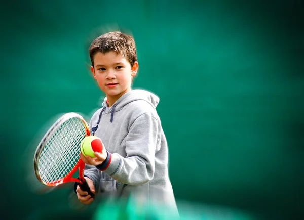 흐릿하고 초록색 배경의 테니스 — 스톡 사진