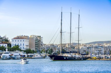 Limandaki lüks tekne ve yatlar. Marina Zeas, Pire, Yunanistan