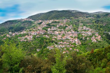 Yunanistan 'ın Lagadia adlı dağlık Yunan köyünün manzarası