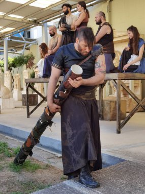 Pireaus, Yunanistan, 19052021 Antik tiyatro ANTIGONE belediye tiyatrosu müzede sunuldu