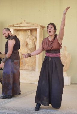 Pireaus, Yunanistan, 19052021 Antik tiyatro ANTIGONE belediye tiyatrosu müzede sunuldu