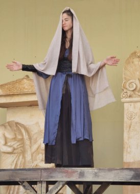 Pireaus, Yunanistan, 19052021 Antik tiyatro ANTIGONE belediye tiyatrosu müzede sunuldu