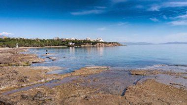 Yunanistan 'ın Rafina kentindeki Mraikes plajı manzarası.
