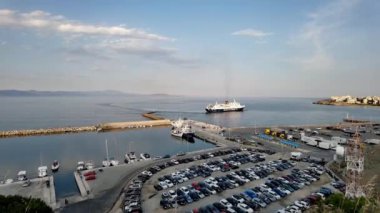 Rafina 'nın limanını ve yazın gelen feribot manzarası. Yunanistan
