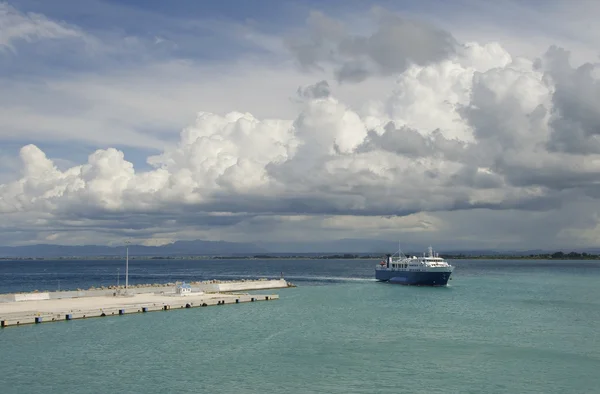 Ferry que regressa ao porto — Fotografia de Stock
