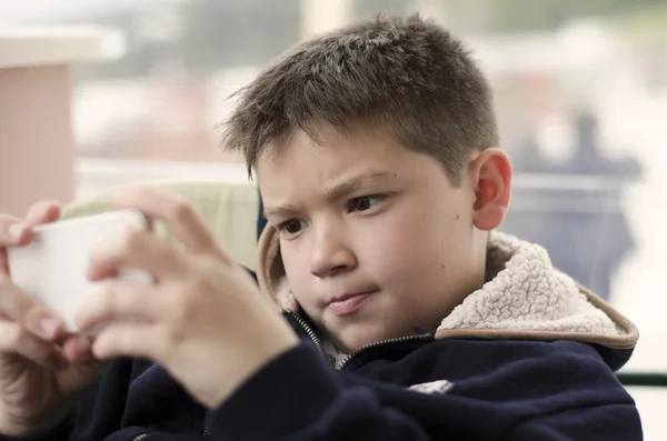 Hareket eden telefon ile oynayan çocuk çocuk çocuk