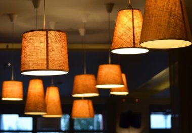 Bir kafede lambalar
