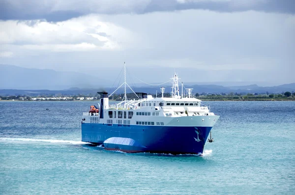 Ferry returning to port — Stock Photo, Image