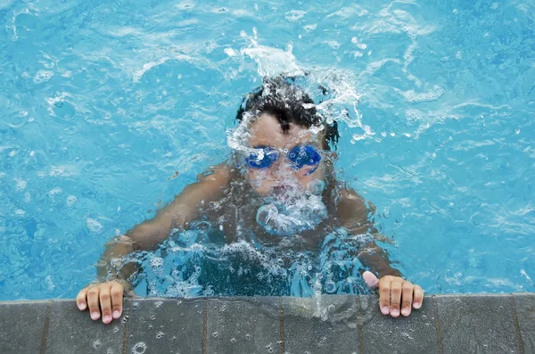 Подводный ребенок в бассейне с очками — стоковое фото