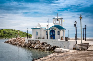 Küçük bir Yunan adasında dramatik gökyüzü altında