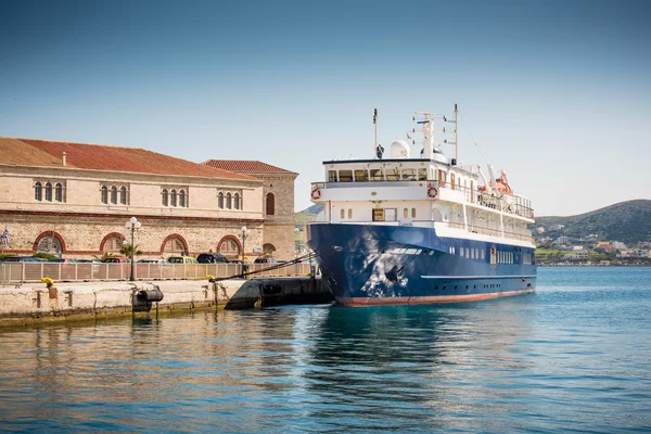 Veerboot op syros eiland — Stockfoto