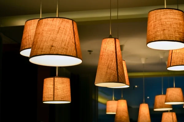 Bir kafe dükkanda lambalar
