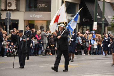 Atina, Yunanistan 28 Ekim 2025. Öğrenciler geleneksel bir Ohi Günü okul geçidine katıldılar, 2. Dünya Savaşı 'nın tarihi yıldönümünü anan ulusal kutlama sırasında üniformalarla yürüdüler..