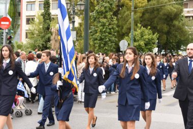 Atina, Yunanistan 28 Ekim 2025. Öğrenciler geleneksel bir Ohi Günü okul geçidine katıldılar, 2. Dünya Savaşı 'nın tarihi yıldönümünü anan ulusal kutlama sırasında üniformalarla yürüdüler..