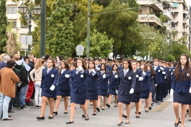 Atina, Yunanistan 28 Ekim 2025. Öğrenciler geleneksel bir Ohi Günü okul geçidine katıldılar, 2. Dünya Savaşı 'nın tarihi yıldönümünü anan ulusal kutlama sırasında üniformalarla yürüdüler..