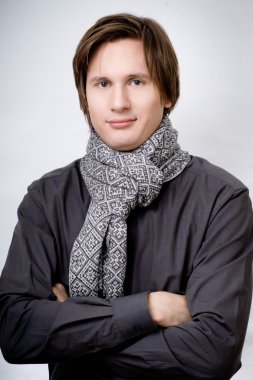 çapraz kollu yakışıklı adam