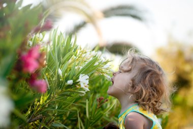 çiçekli şirin çocuk