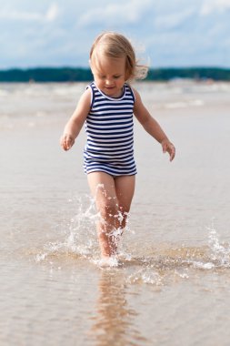 Oynayan güzel çocuk