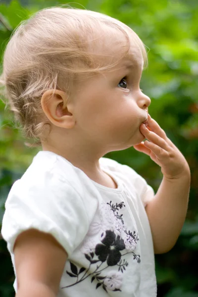 Niña al aire libre —  Fotos de Stock