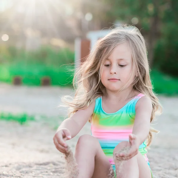 Kis lány játszik a homok — Stock Fotó