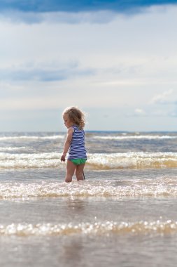 Oynayan güzel çocuk