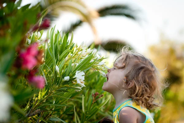 Мила дитина з квітами — стокове фото