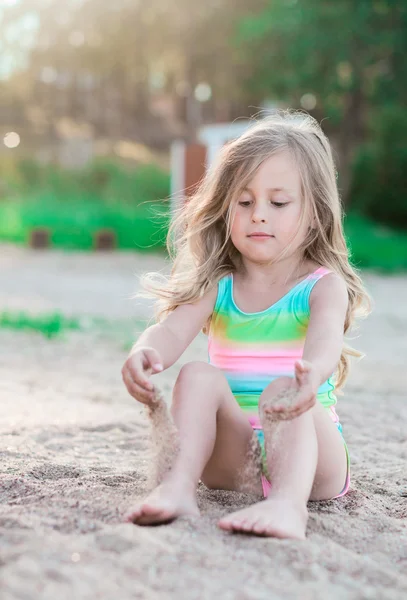 Κοριτσάκι παίζει με την άμμο — Φωτογραφία Αρχείου