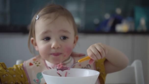 귀여운 아이가 먹는 것. 아기가 직접 건강에 좋은 음식을 먹다. — 비디오