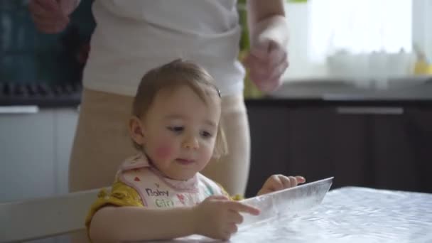 Słodkie dziecko je. Uśmiechnięta dziewczynka. Mama karmi córkę. — Wideo stockowe