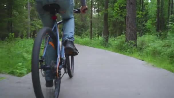 Hombre ciclismo bicicleta de montaña en el bosque. Concepto de estilo de vida activo — Vídeos de Stock