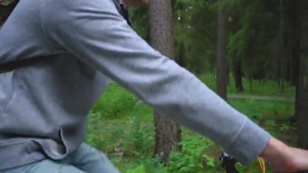 Homme vélo de route de montagne en forêt. Concept de mode de vie actif — Video