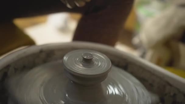 Tillverkning av keramik. Kvinna som arbetar med lera på keramikhjul. — Stockvideo