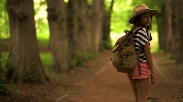 旅游女孩喜欢背着背包在国家公园里徒步旅行.夏天，快乐的孩子在森林里散步。积极生活方式概念 — 图库视频影像