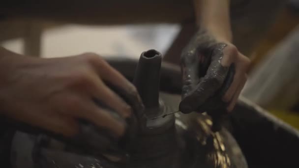 Seramik üretimi. Çömlek çarkında çamurla çalışan kadın.. — Stok video