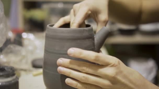 陶瓷的制造。陶瓷轮上用粘土工作的妇女. — 图库视频影像