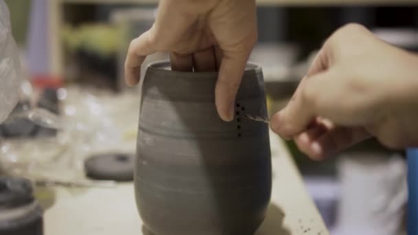 La fabricación de cerámica. Mujer trabajando con arcilla en la rueda de cerámica. — Vídeos de Stock