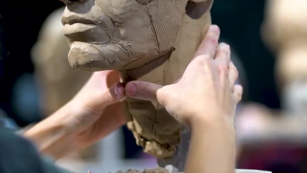Sochař vytvářející sochu lidské hlavy. Žena pracující ve studiu. Anatomie krční konstrukce — Stock video