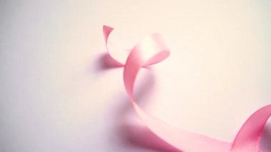 Pembe ipek kurdele, Ekim ayındaki dünya göğüs kanseri farkındalığı sembolü.