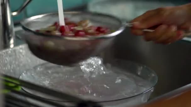 Een vrouw wast bessen in een vergiet. Witte en rode bessen. Close-up zicht — Stockvideo